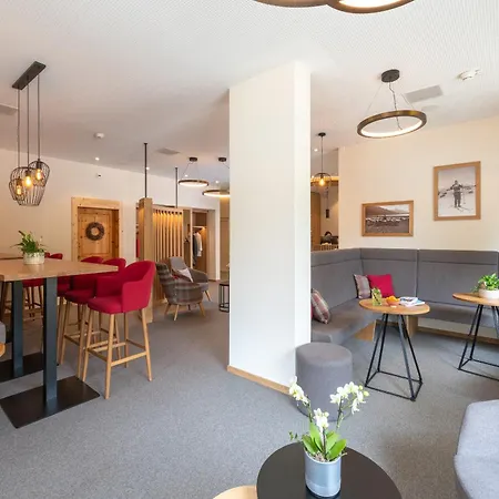 By Randolins بيت شباب *